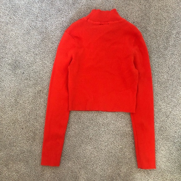 DIVIDED H&M CROPPED LONG SLEEVE TURTLENECK - Picture 2 of 3